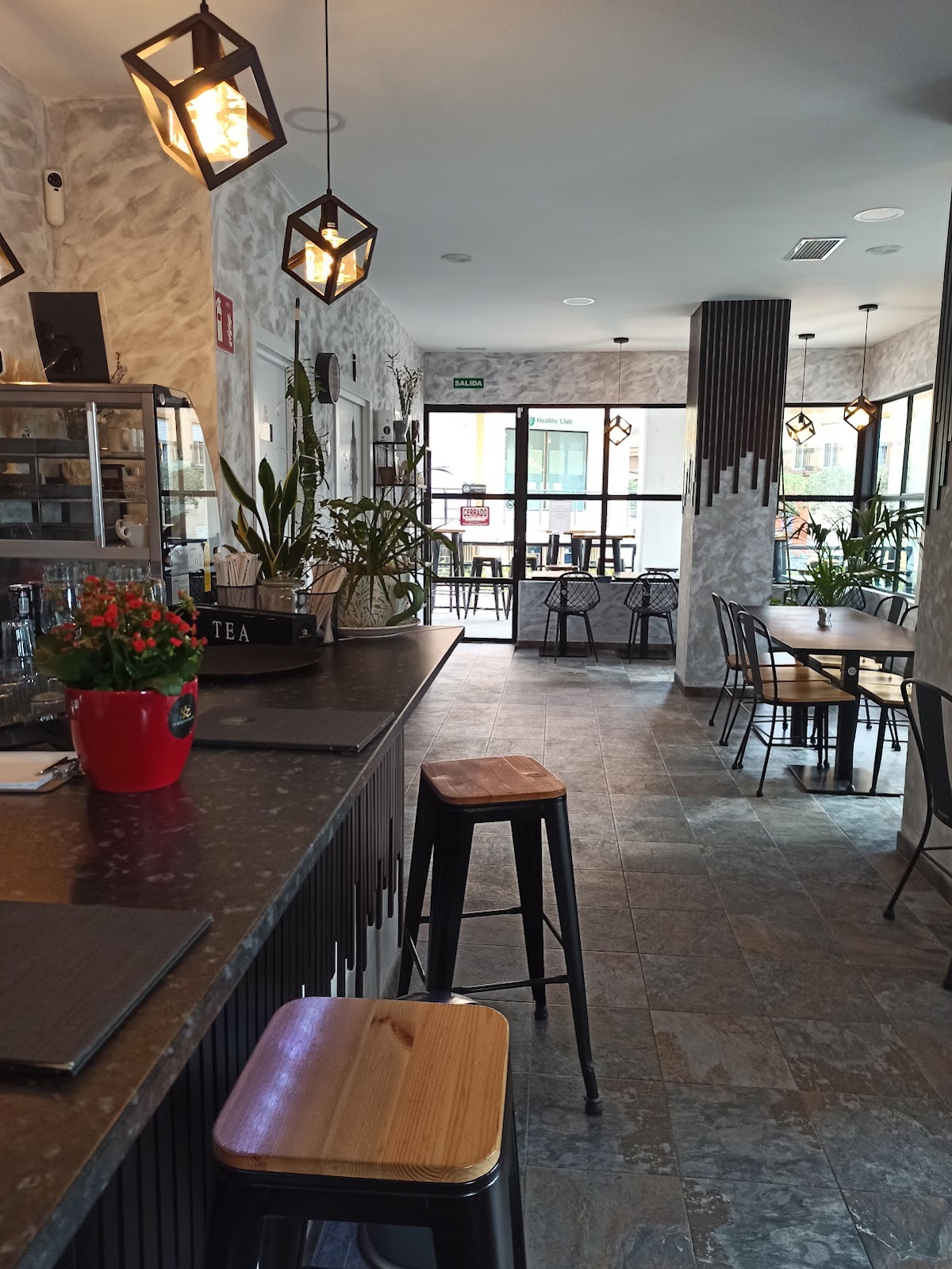Ambiente acogedor del restaurante con diseño moderno