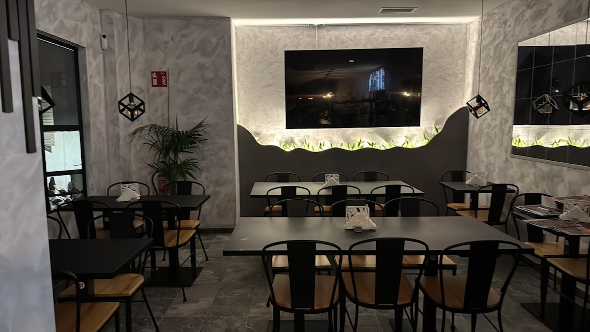 Espacio bien iluminado del restaurante con mesas y plantas